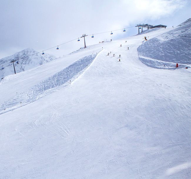 Skipisten und Bergbahnen